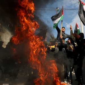 لوح المتظاهرون بالأعلام الفلسطينية.