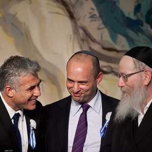 وزير الدفاع نفتالي بينيت (بالوسط) دعا لضم المستوطنات