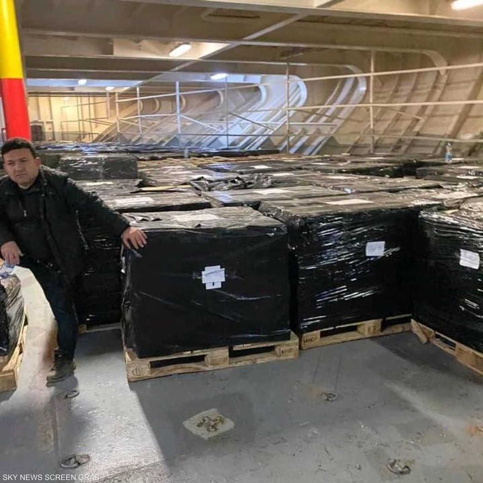 الجيش الوطني الليبي نشر صورا لحمولة السفينة.