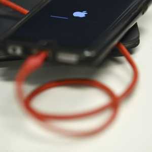 شاحن الهاتف.. صداع مستمر