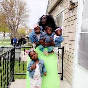 تيانا مع أطفالها (فيسبول)