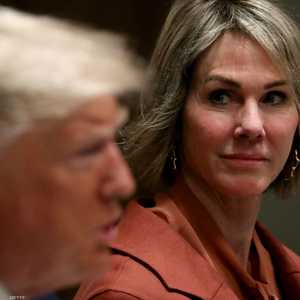 كيلي كرافت إلى جانب الرئيس الأميركي