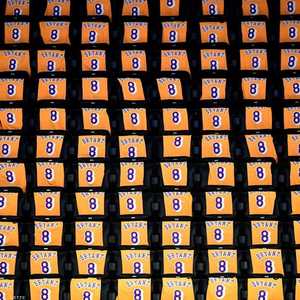 آلاف من قمصان براينت وزعت على المشجعين