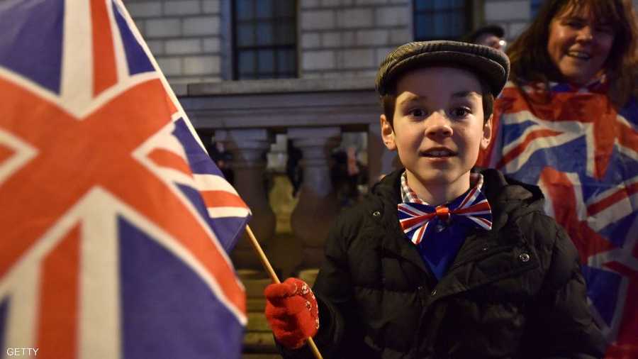 أحد الأطفال حاملا علم بريطانيا