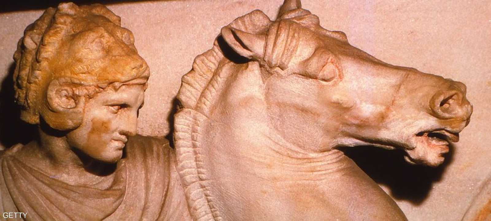 تمثال يصوّر الإسكندر في إحدى معاركه