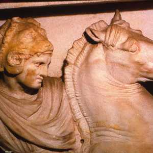 تمثال يصوّر الإسكندر في إحدى معاركه