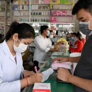 تنامي الإقبال على الأقنعة والقفازات بسبب كورونا