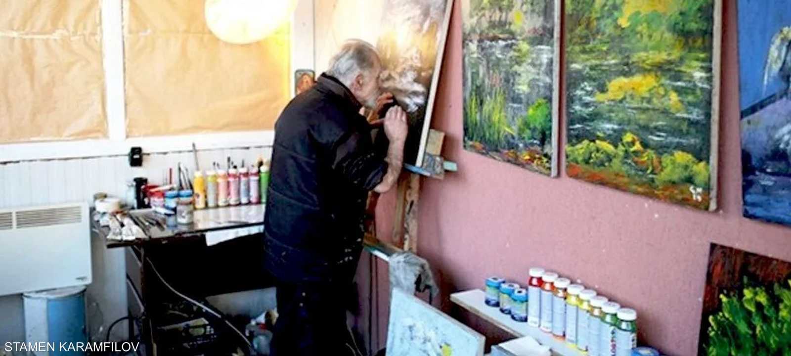 الفنان ستامين يواصل الرسم رغم إصابته بالعمى