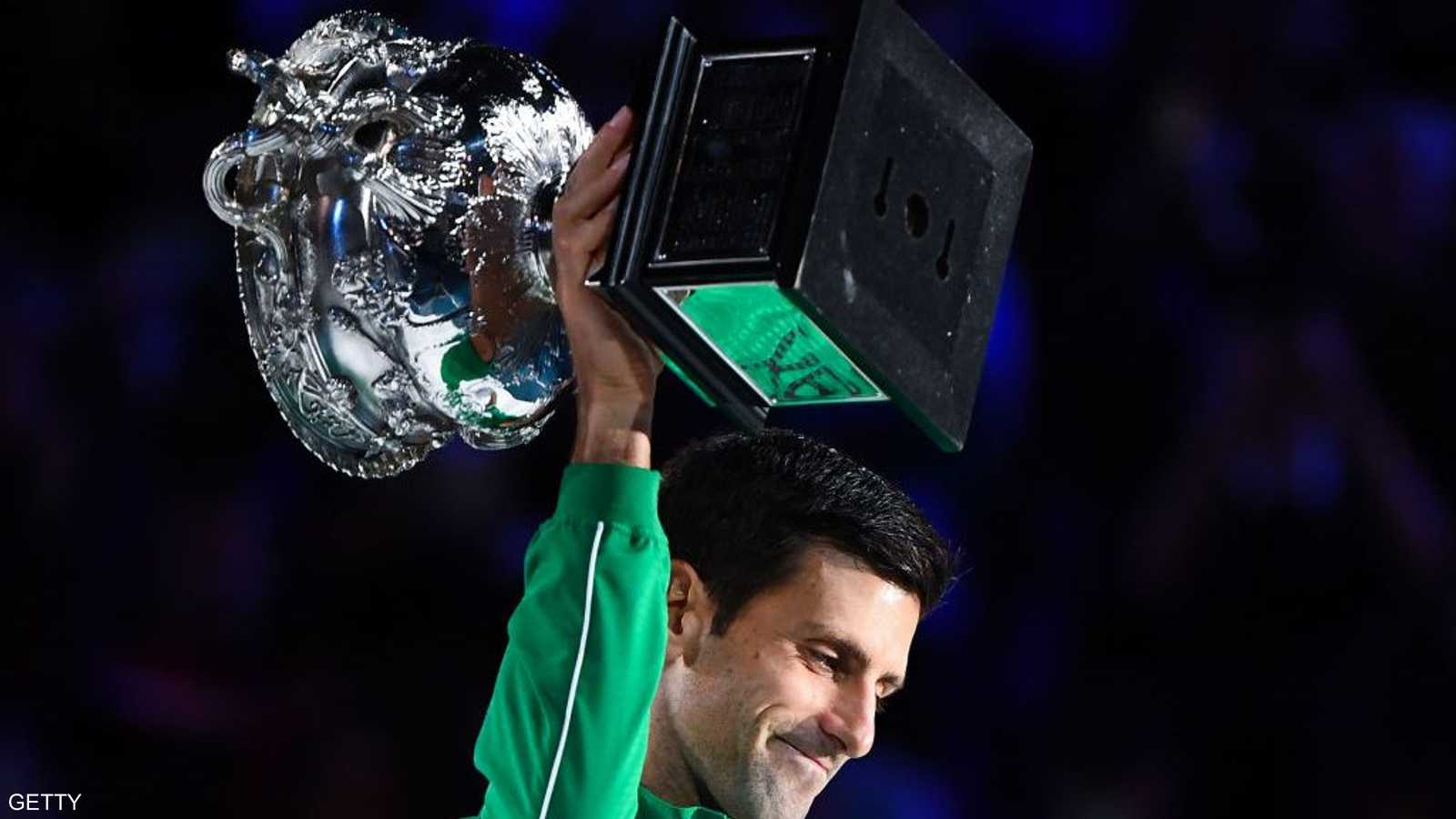جوكوفيتش يحمل كأس بطولة أستراليا المفتوحة للمرة الثامنة
