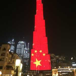 الإمارات تتضامن مع الصين بإضاءة معالمها البارزة