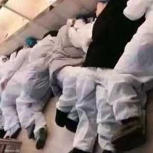 غفوة سريعة على الأرض قبل استئناف العمل