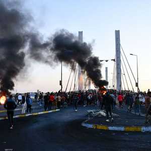 أصيب متظاهرون بسبب استخدام أنصار الصدر الأسلحة النارية.