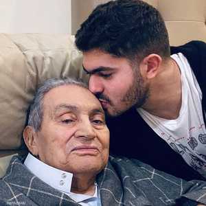 عمر مبارك يقبل رأس جده الرئيس المصري السابق.