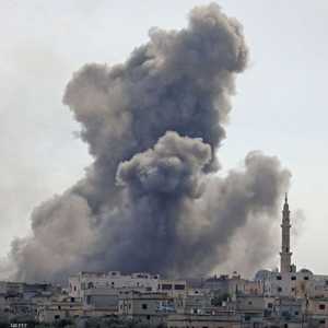 جانب من آثار القصف على مدينة حلب شمالي سوريا.