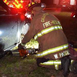 رجال الإطفاء وهم يحاولون مساعدة تلك المرأة