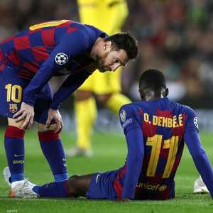 ميسي يتحدث لديمبلي خلال إصابة سابق ألمت باللاعب الفرنسي