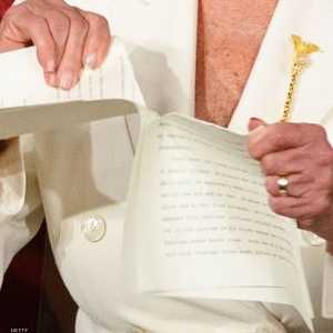 بيلوسي تمزق نسخة من خطاب ترامب