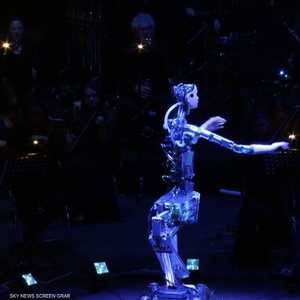 شاهد.. روبوت مايسترو أوركسترا بشرية