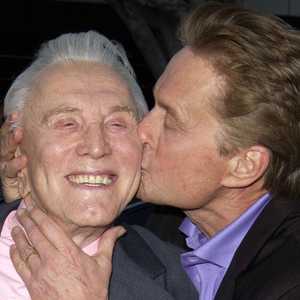 مايكل دوغلاس يطبع قبلة على وجنة والده