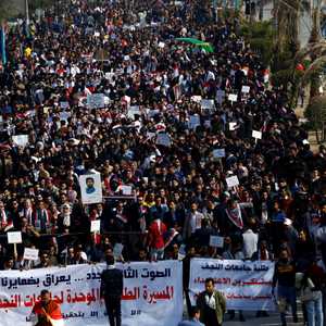 موكب ضخم للتنديد باستهداف المتظاهريين المدنيين في النجف
