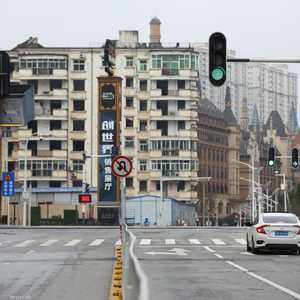 شوارع ووهان شبه خالية بسبب انتشار الفيروس