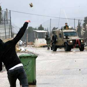 تصاعد التوتر بعد يوم من مقتل فلسطينيين اثنين.