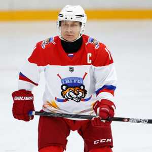 بوتن يسجل "هاتريك" في مباراة هوكي