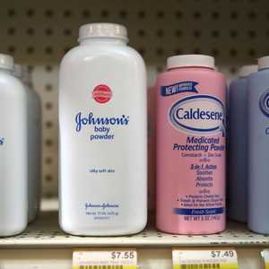 بودرة الأطفال.. هل تشكل خطرا على صحتهم وهل تسبب السرطان؟