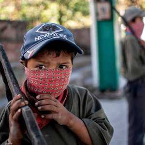 يتعلم الأطفال طرق استخدام الأسلحة في سن مبكرة.