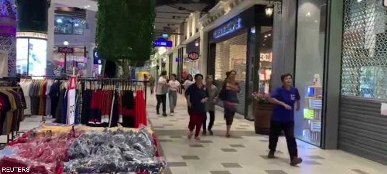 أشخاص يفرون بعيد إطلاق النار في مدينة كورات التايلاندية