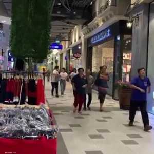 أشخاص يفرون بعيد إطلاق النار في مدينة كورات التايلاندية