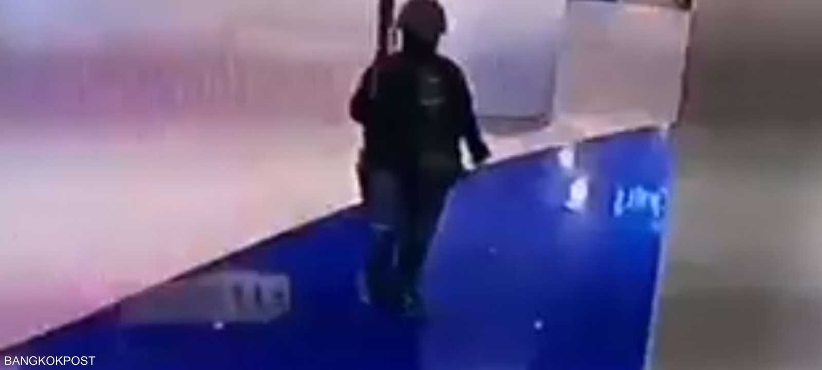 الجندي داخل المركز التجاري