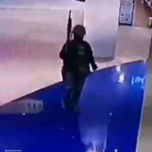 الجندي داخل المركز التجاري