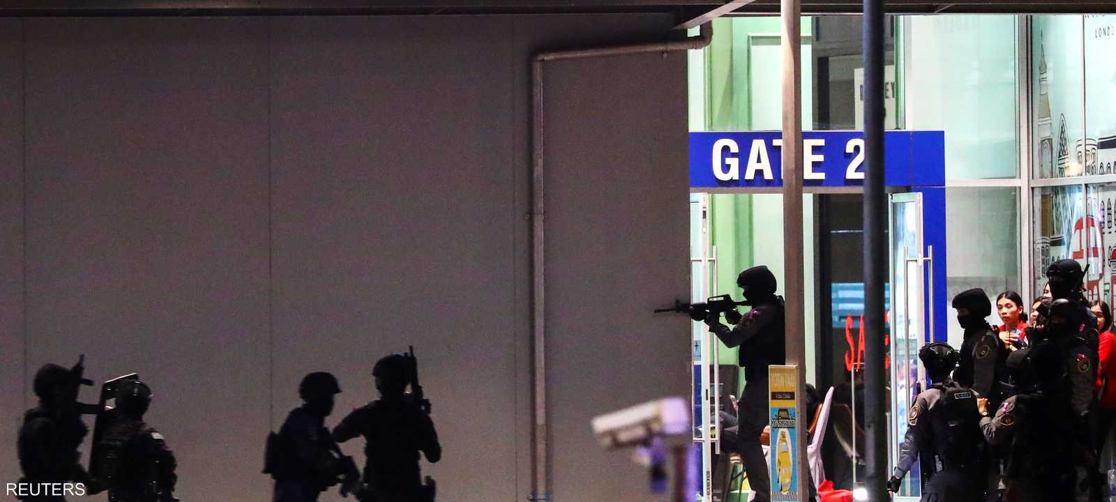 قوات الأمن اقتحمت مبنى المركز التجاري