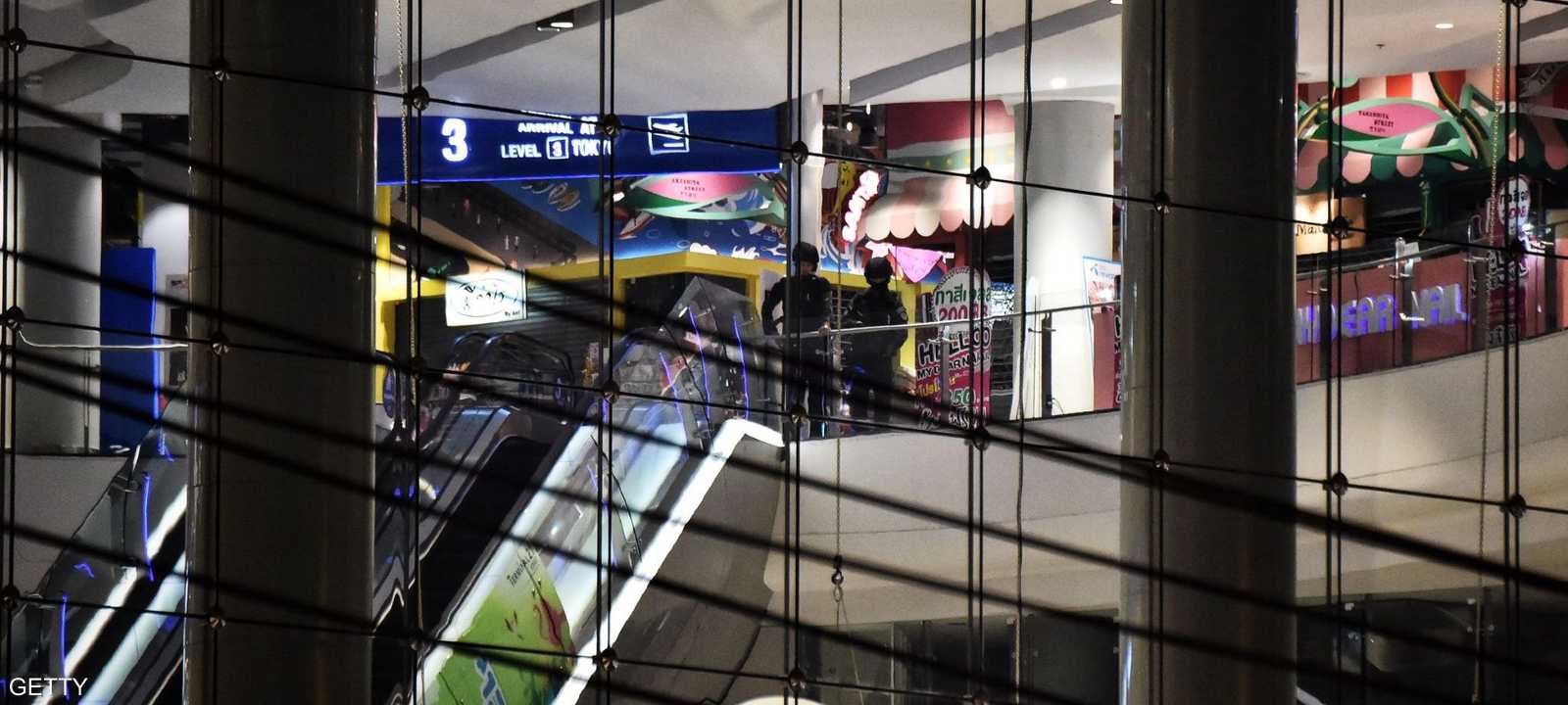 الشرطة داخل المركز التجاري