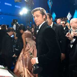 براد بيت يحمل جائزة الأوسكار