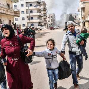 نازحون من عفرين من جراء القصف.