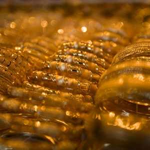وبلغ سعر الذهب في المعاملات الفورية 1574.87 دولار للأوقية