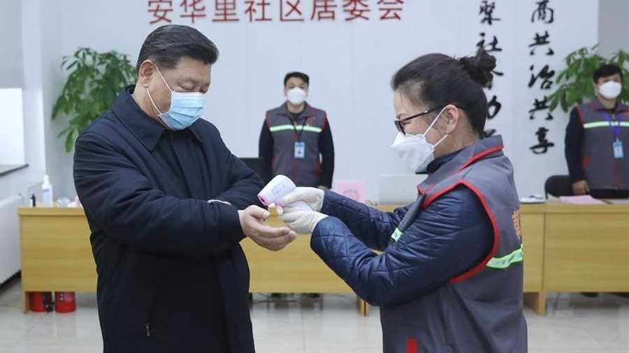 مرتديا قناعا طبيا، زار شي، مجمعا سكنيا ومستشفى ومركزا محليا للسيطرة على المرض والوقاية منه في بكين