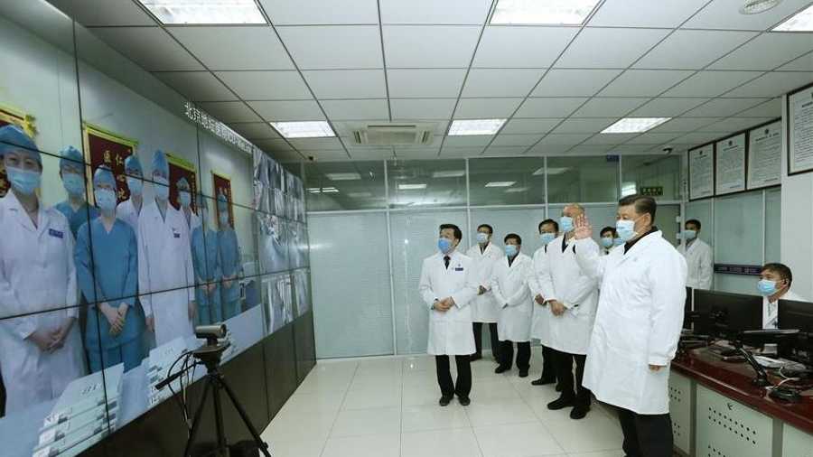 في مستشفى بكين ديتان، تابع شي علاج المرضى في المستشفى في مركز المراقبة وتحدث مع الطاقم الطبي في الخدمة عبر الفيديو
