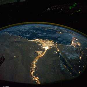 صورة فضائية ليلية لمصر تظهر توزيع السكان فيها