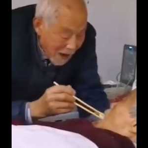 الرجل وزوجته المريضان في لحظة رومانسية