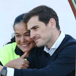 كاسياس يلتقط صورة مع إحدى معجباته