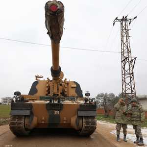 جنود الأتراك إلى جانب مدفعية تركية في إدلب