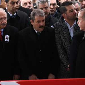 أردوغان ينظر في وجه زعيم المعارضة التركية (أقصى اليسار)