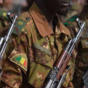 عدد من الجنود في صفوف الجيش المالي