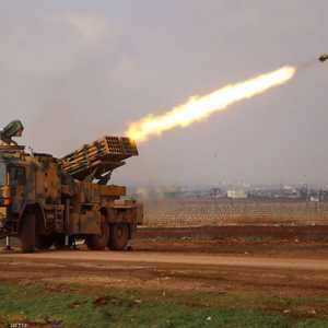 راجمة صواريخ تركية تطلق نيرانيها في إدلب