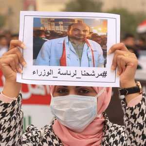 حمل المتظاهرون صور علاء الركابي.