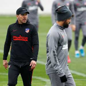 المدرب دييغو سيميوني بصحبة المهاجم دييغو كوستا خلال تمرين.