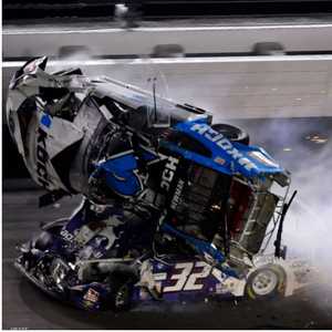 ترامب كان حاضرا قبل ساعات من الحادث المؤلم (يسار)